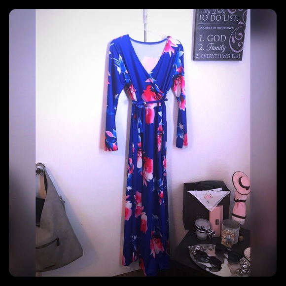 Dresses & Skirts - 💕Gorgeous Floral Royal Blue Maxi Dress